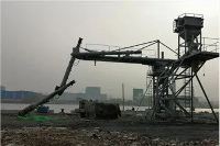 Come fa uno scaricatore navale a vite a gestire carichi sfusi con densità div...